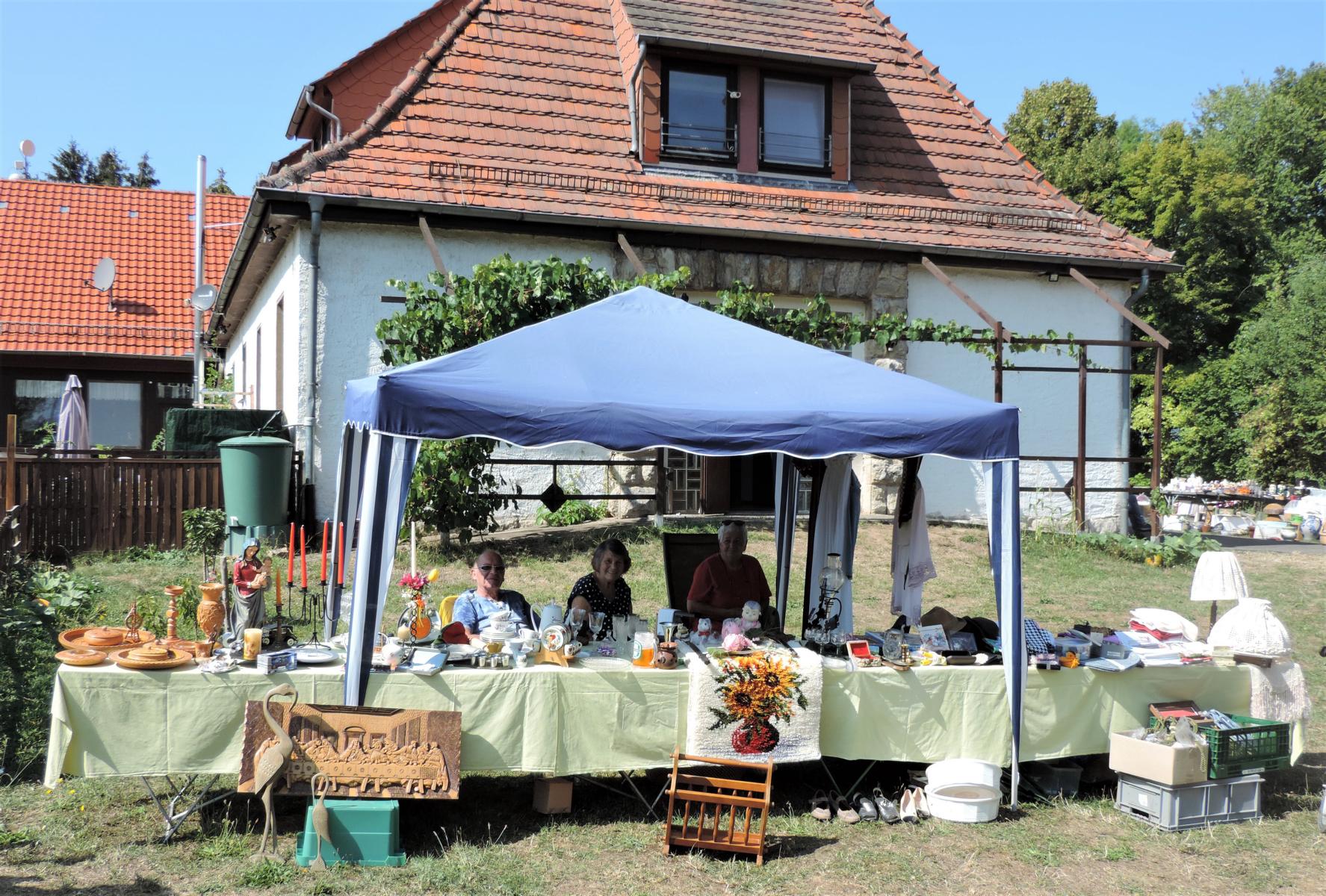 Glückliche Händler beim Flohmarkt in Altefeld rund um Haus Ringgau
